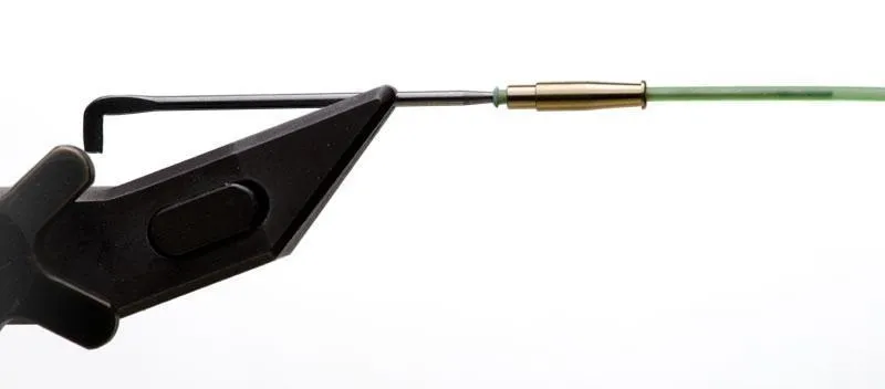 The needle at work - This is a Bidoz tube with inner tube mounted on a Würm needle, which is a perfect match. But notice that the bass bottle can move on the plastic inner tube. This can be avoided with a small drop of super glue between the inner tube and the bottle. Notice also that I mount the needle with the taper close to the vise to avoid any wiggling.